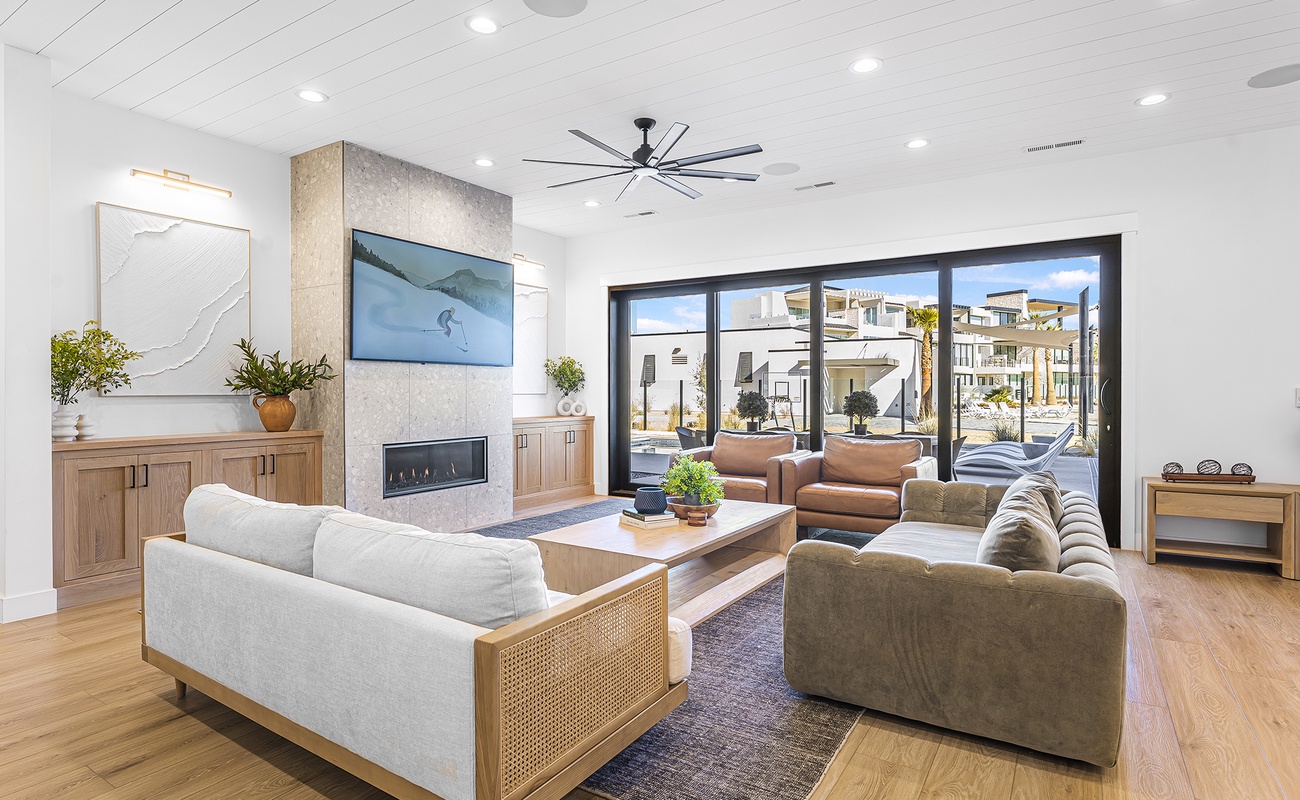 Living Room / Fireplace