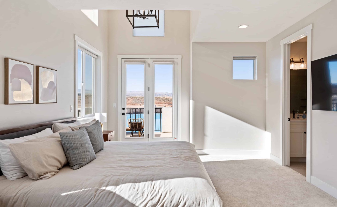 King Bed/Attached Bath