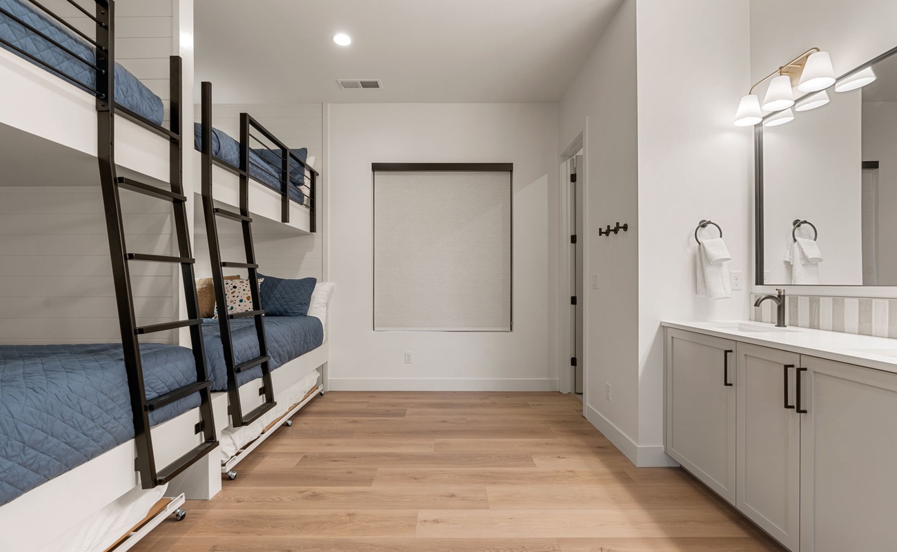 House 1: 2 Double/Queen Bunks