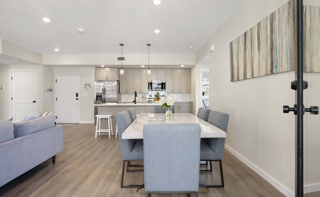 Dining Table / Kitchen