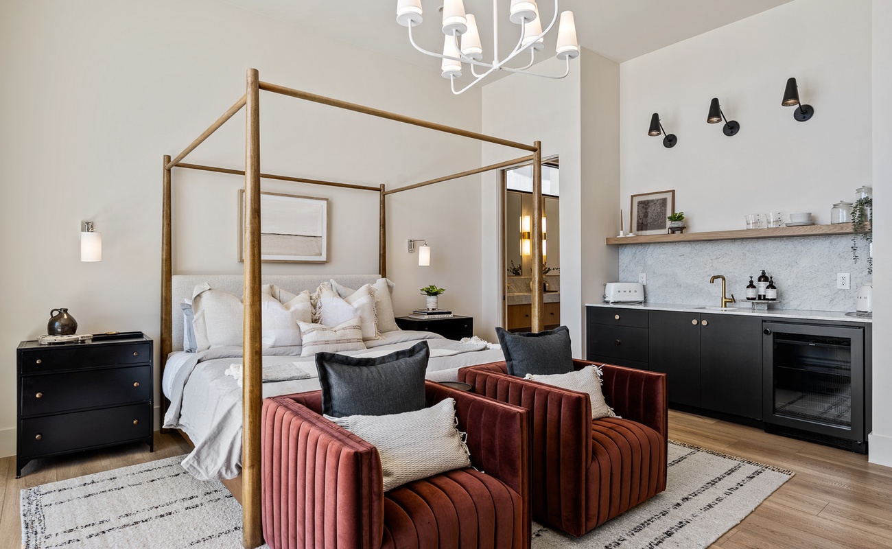 King Bed / Attached Bath