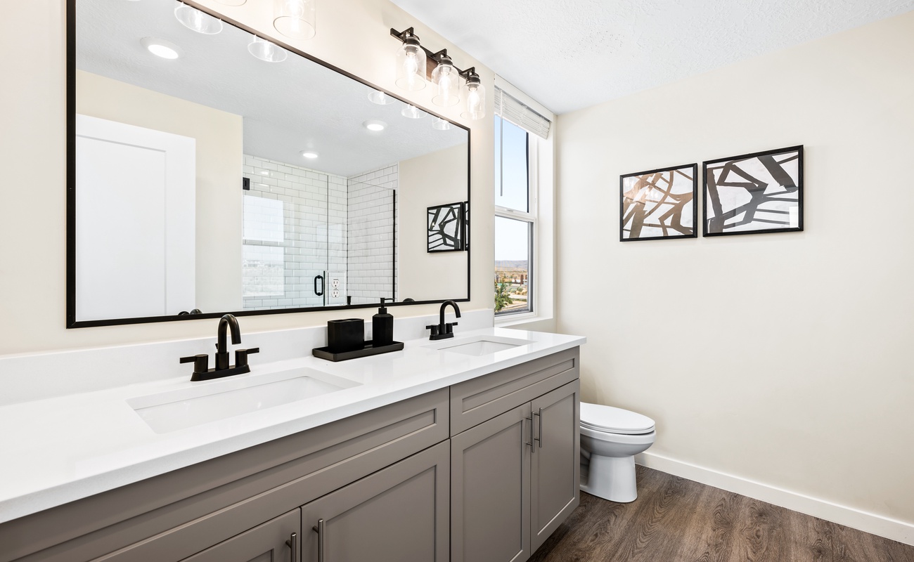 King Bedroom Bathroom