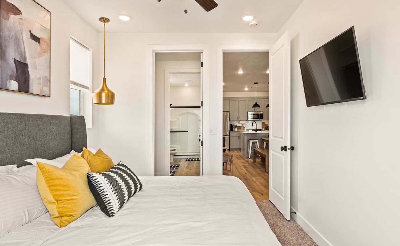 King Bed/Attached Bath