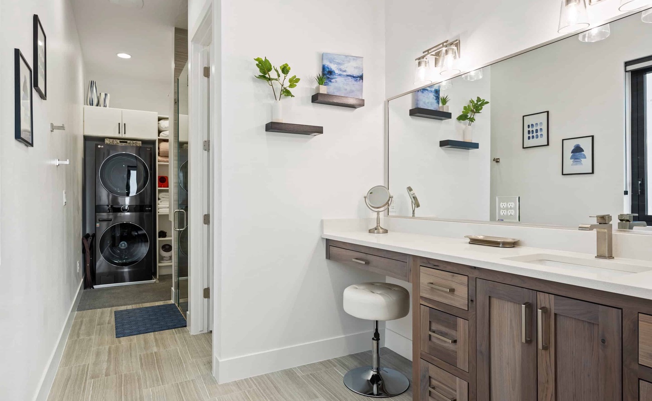 Full Bath/Laundry Room - King Bedroom on Ground Floor