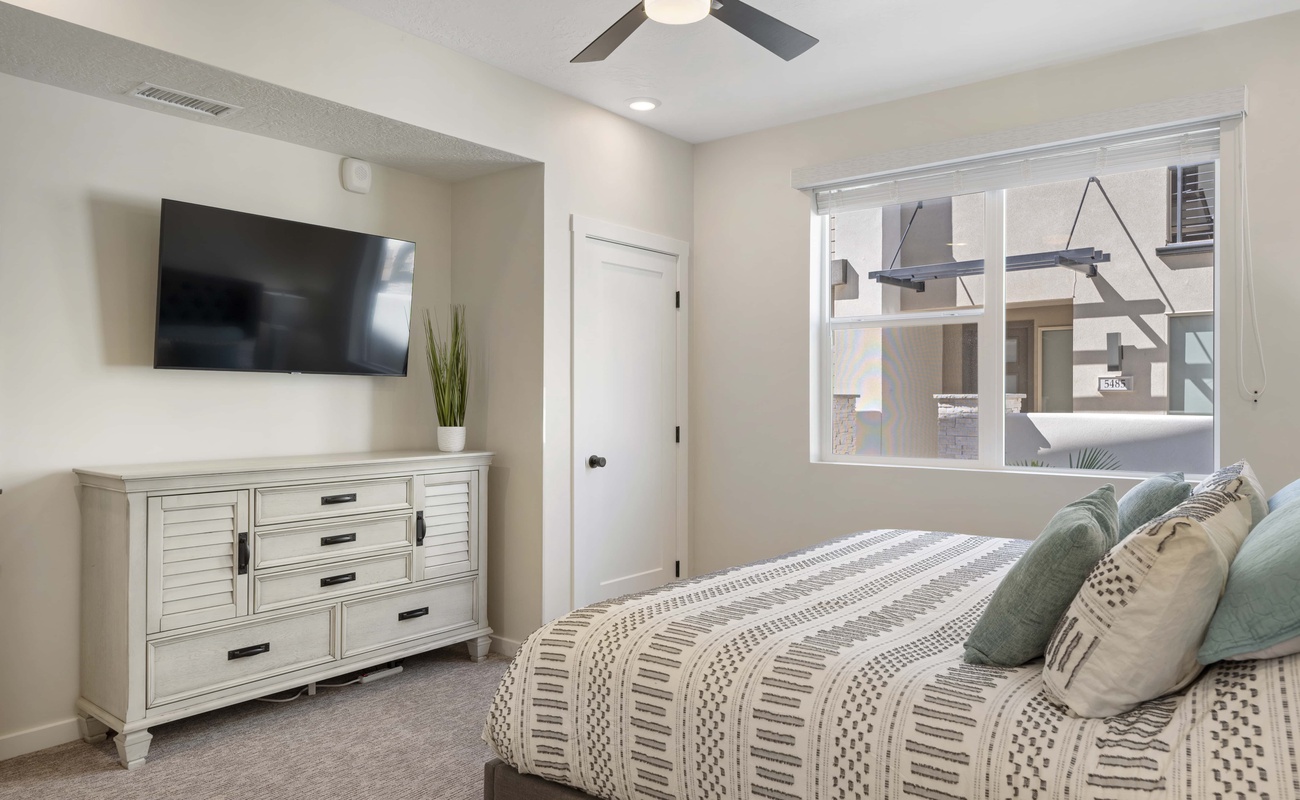 Master King Bed / Private Bathroom with Shower