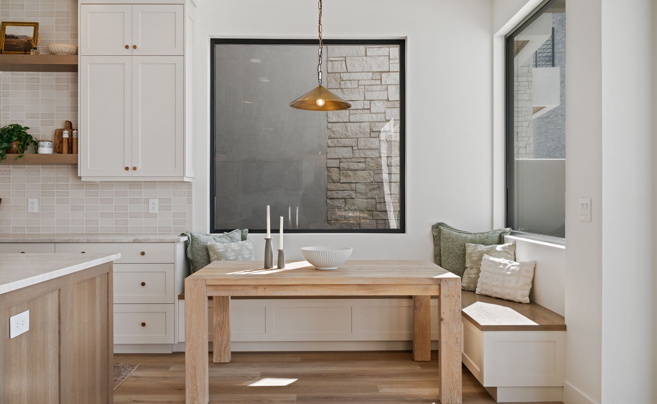 Dining Nook - Fully Equipped Kitchen