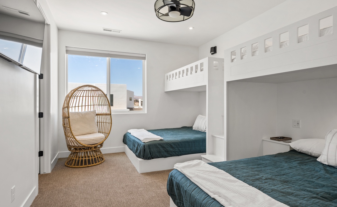 2 Twin/Queen Bunk Bedroom