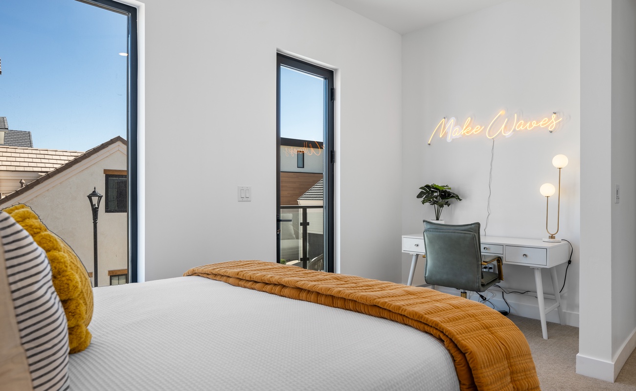 Queen Bedroom / Desk