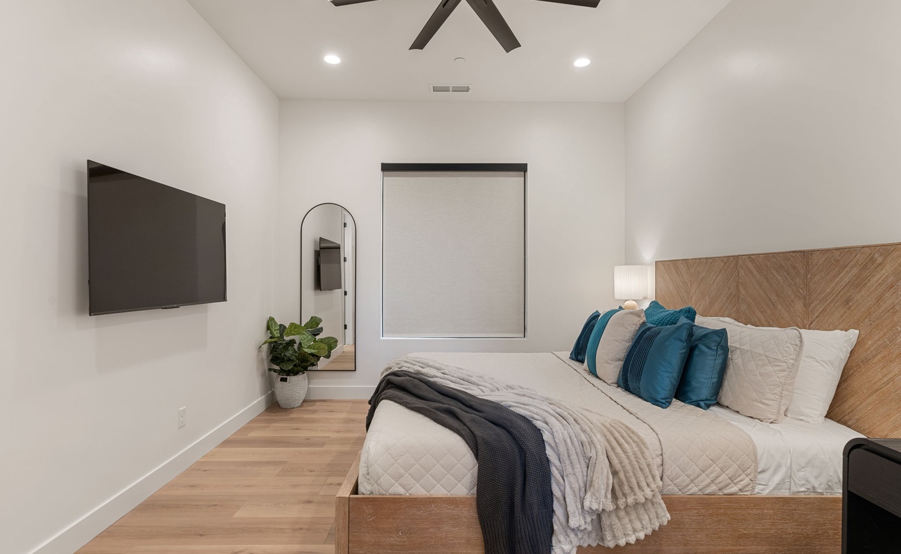 House 1: King bedroom