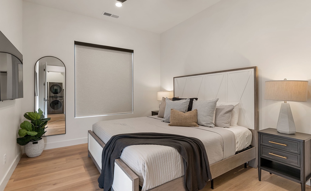House 1: King bedroom
