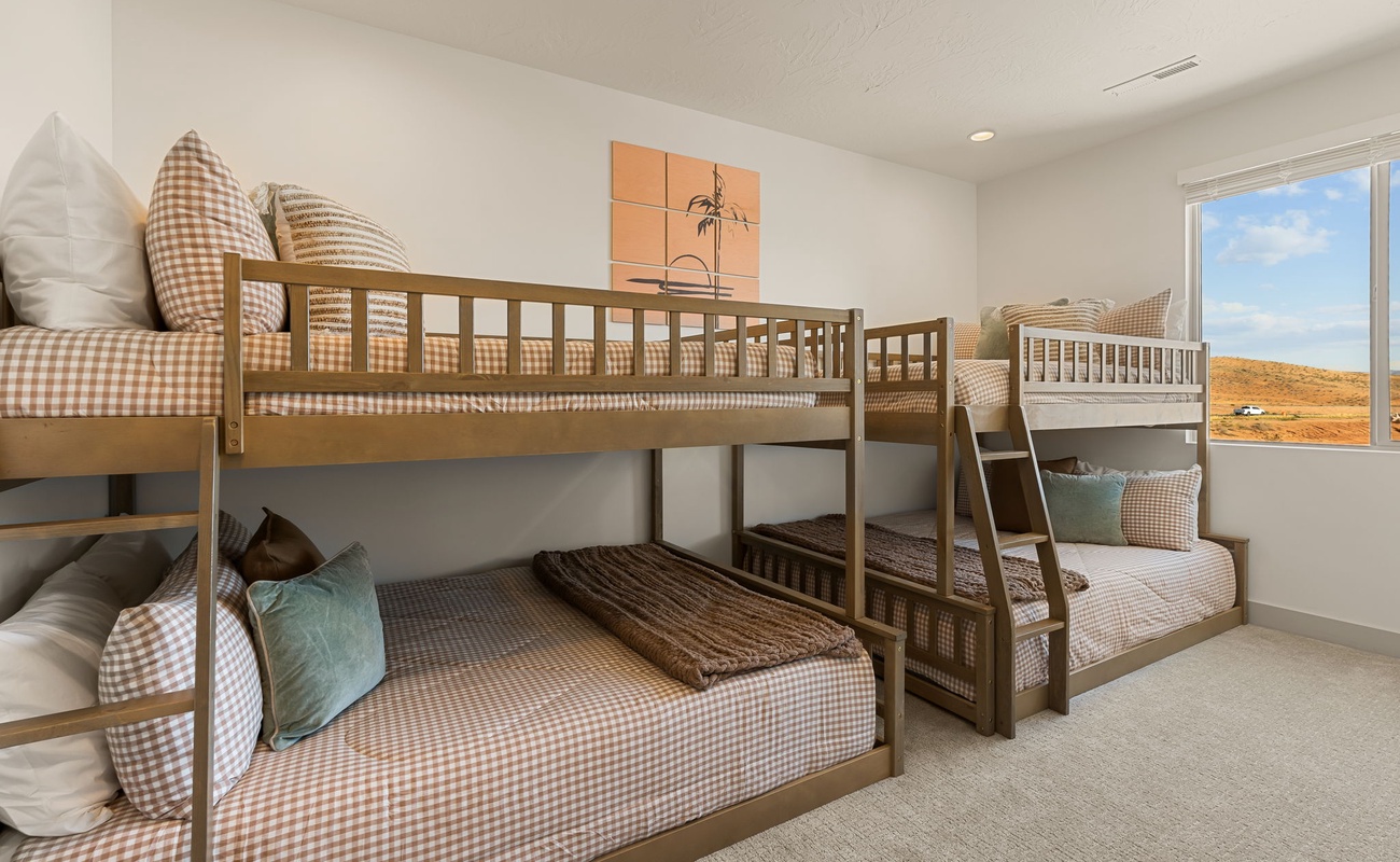 2 Queen/Queen Bunk Beds