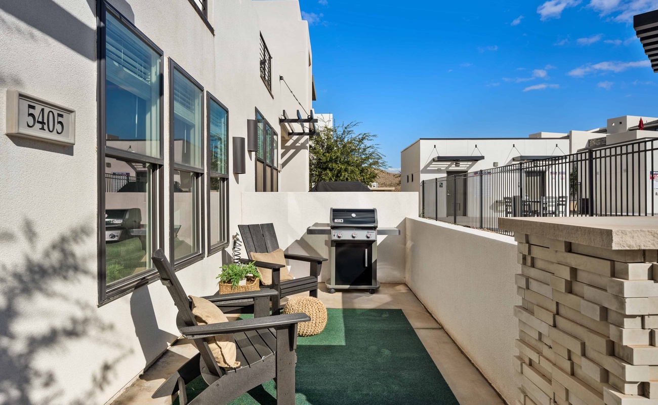 Unit 2 Front Porch / Grill