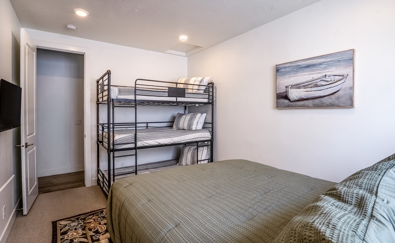 Queen, Twin/Twin/Twin Bunk Room