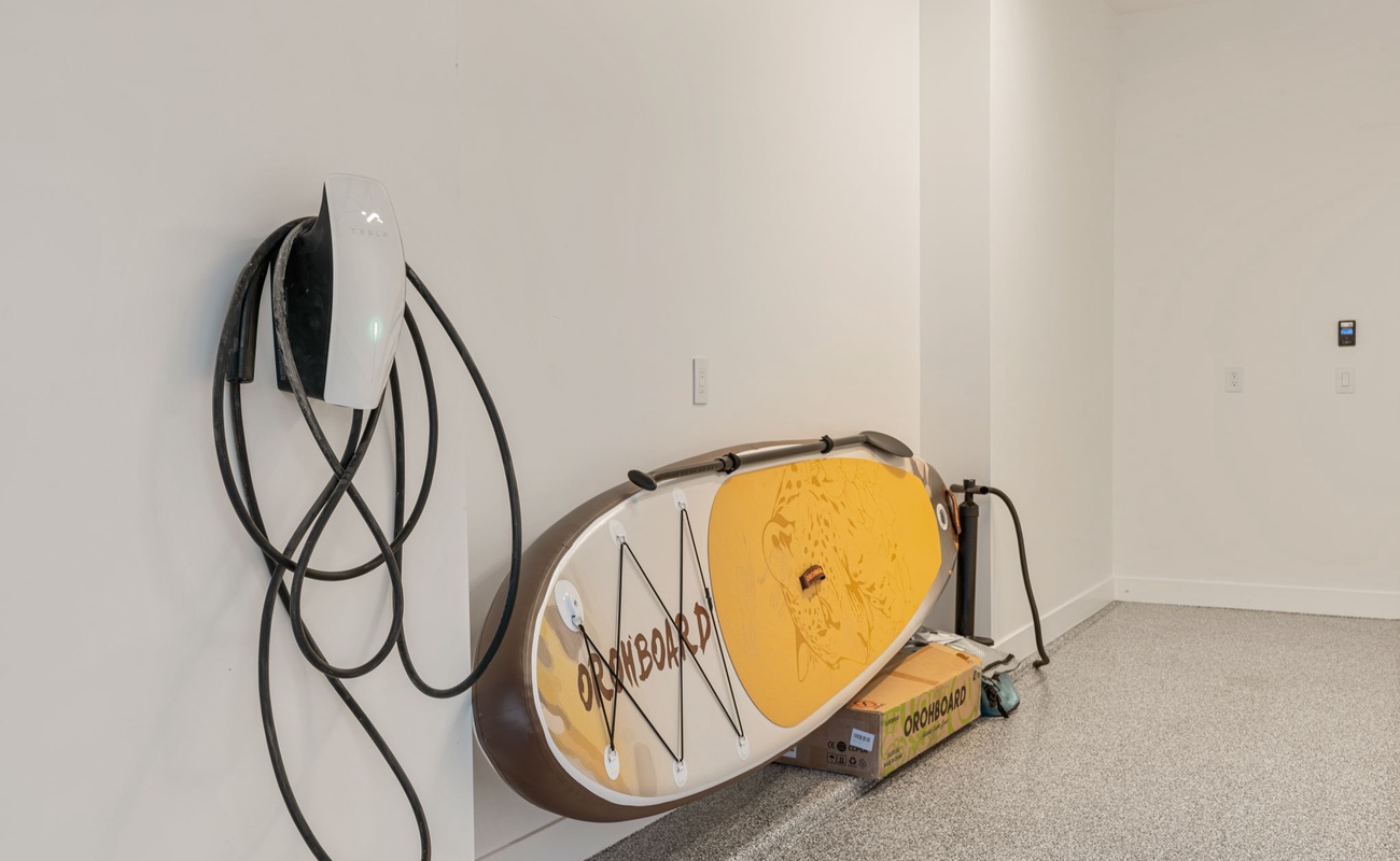 Unit C - Garage Amenities