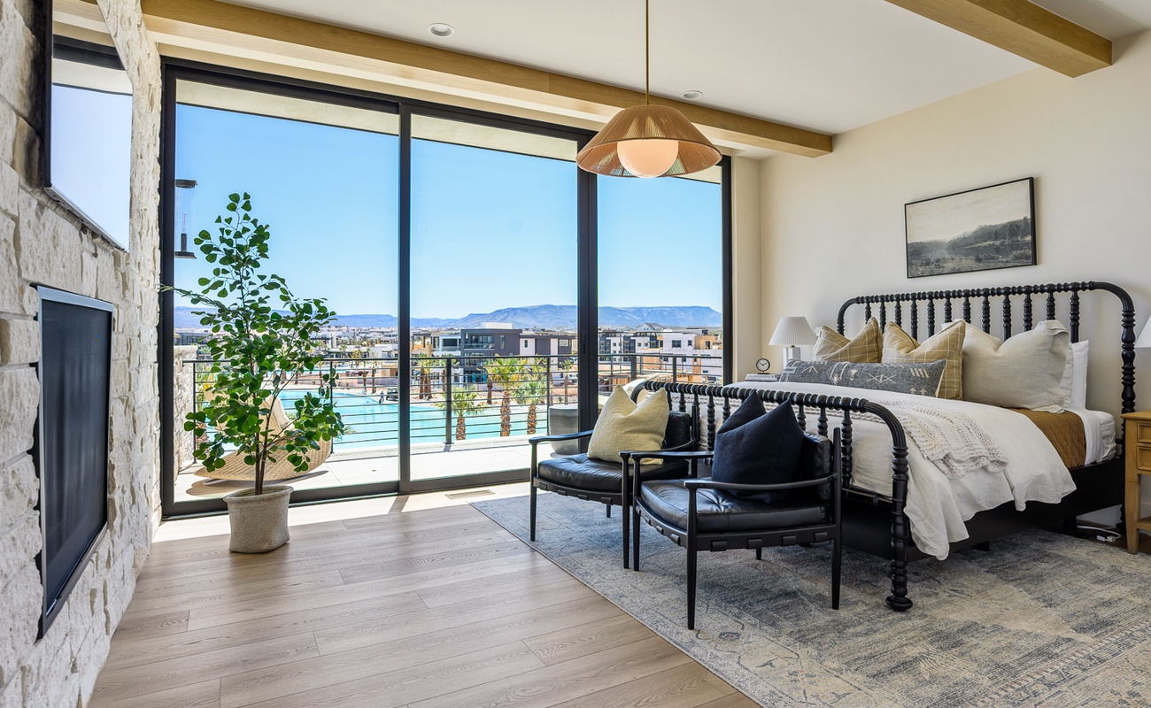 King Bed / Attached Bath