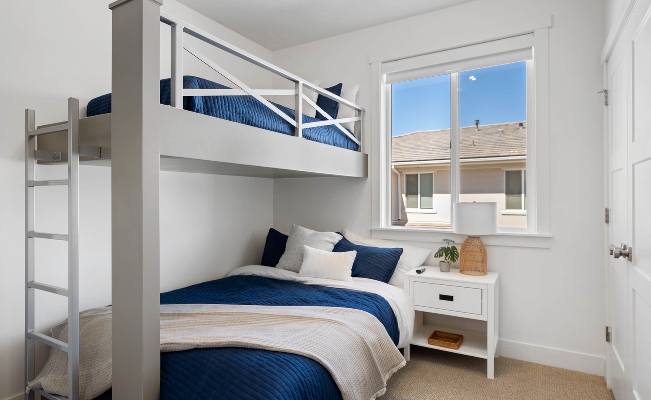 Twin/Queen Bunk Room