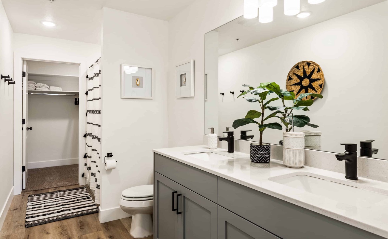 Attached King Bathroom