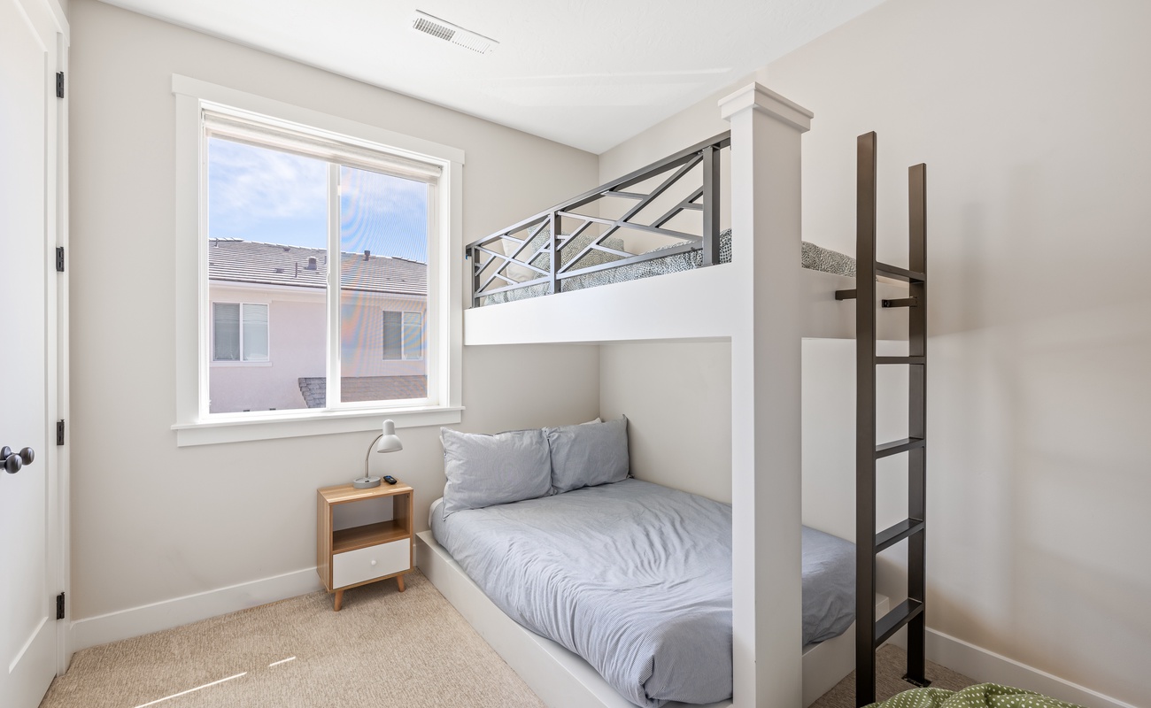 House 1: Twin/Full Bunk Room #1