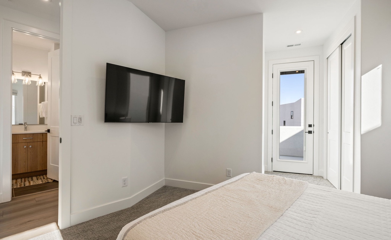 Queen Bed w/ Detached Bath