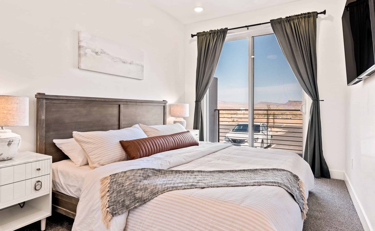 Ground Floor Master Bedroom - King Bed