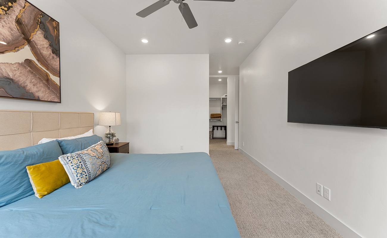 Main Level King Room With Attached Bathroom