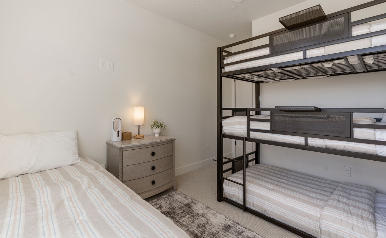 Twin/Twin/Twin Bunk, 1 Twin Bed