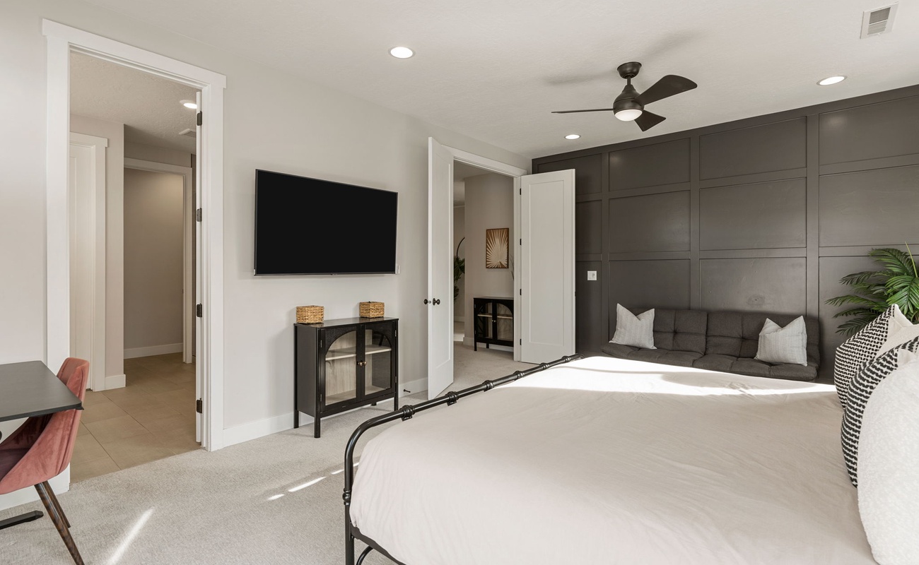 King Bed/Attached Bath