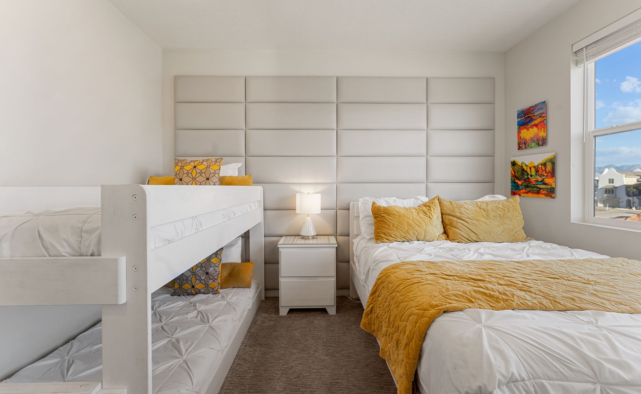T/T Bunkbed Queen Bedroom