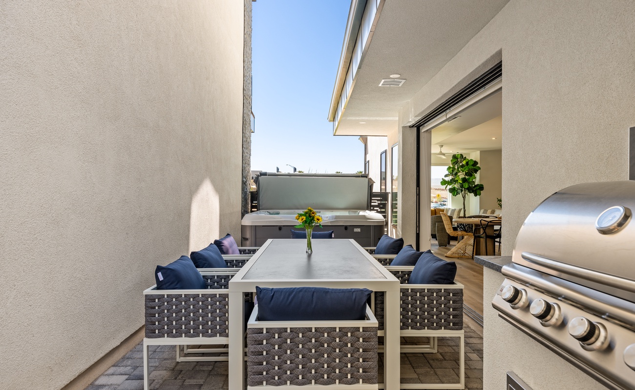 Outdoor Patio - Hot Tub