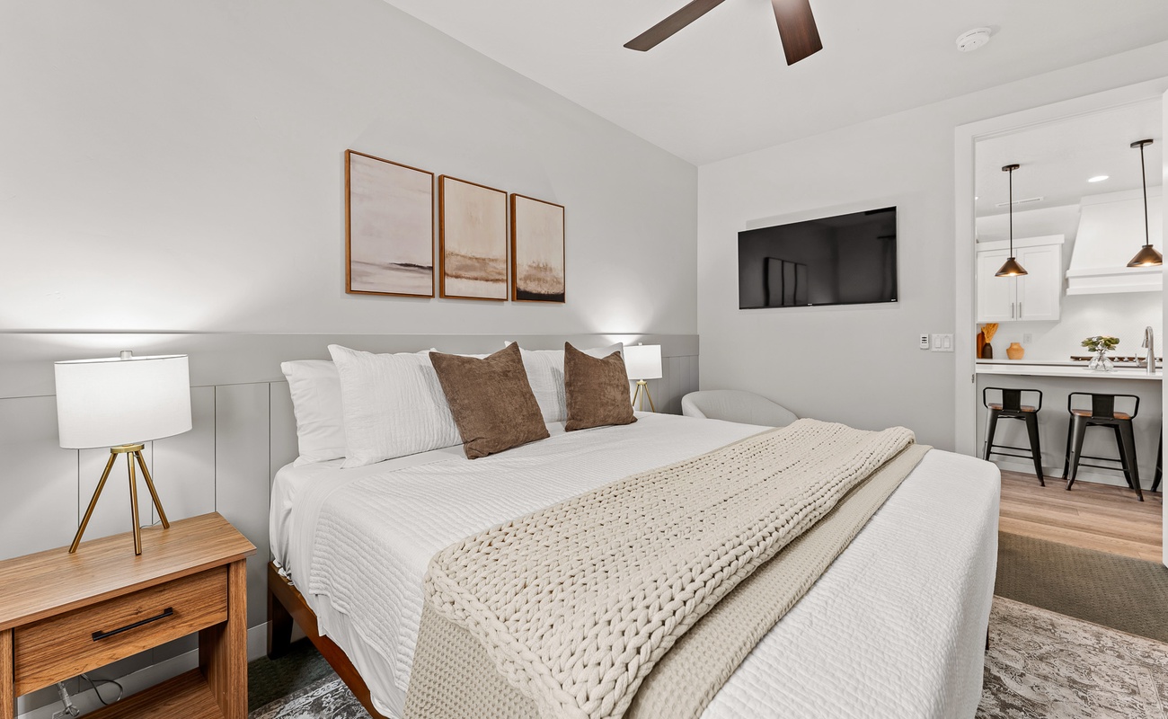 King Bed/Attached Bath