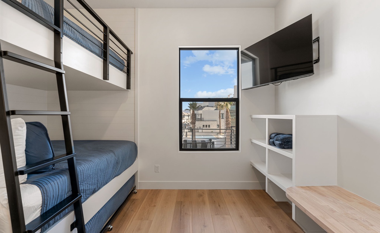 2 Double/Queen Bunks + 2 Twin Trundle Beds