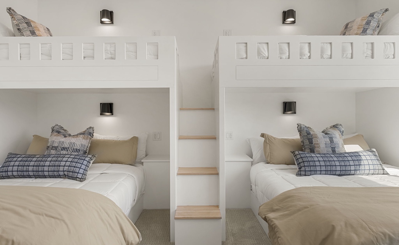 2 Twin/Queen Bunks