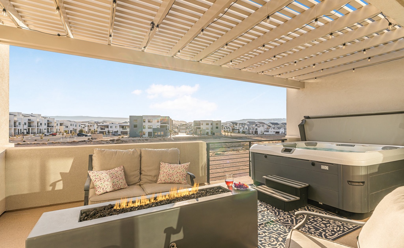 Patio w/ Fire Table, TV and Hot Tub