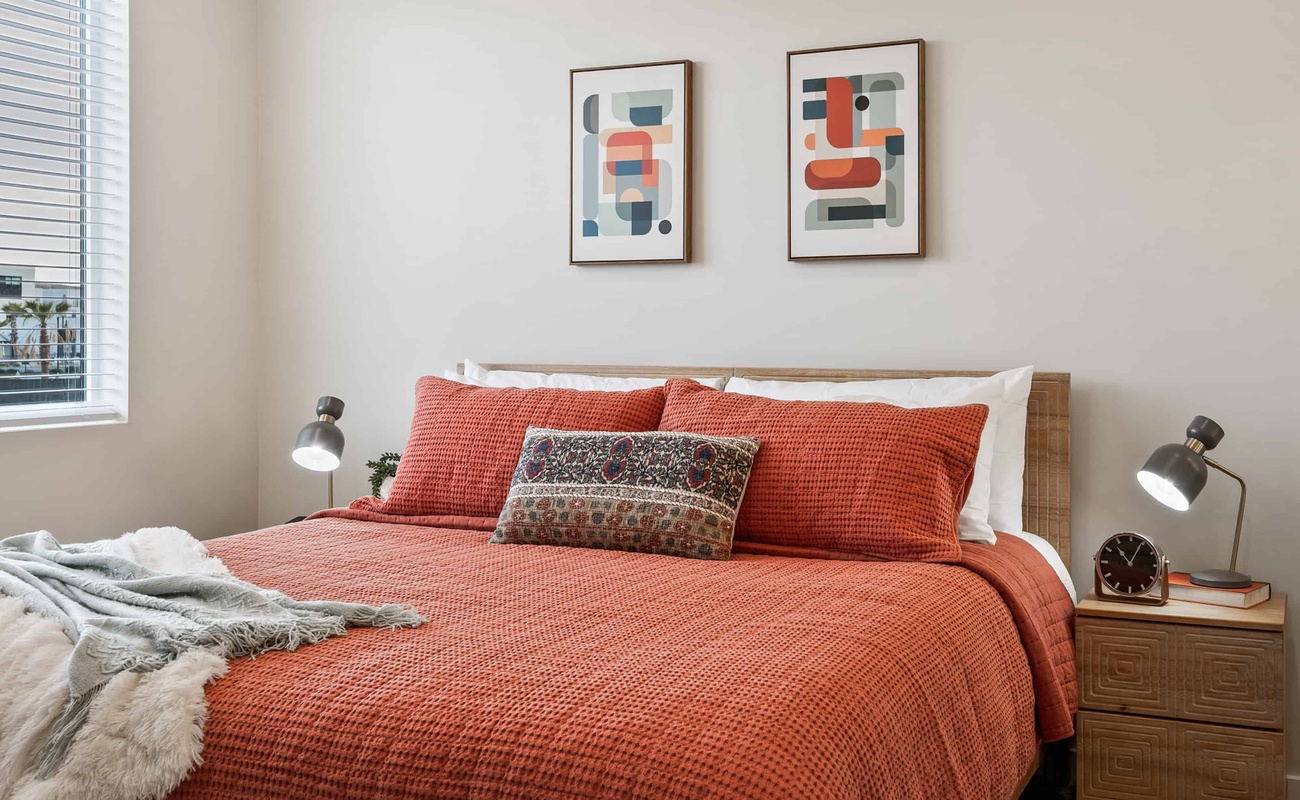 Master King Bed/Private Bathroom with shower