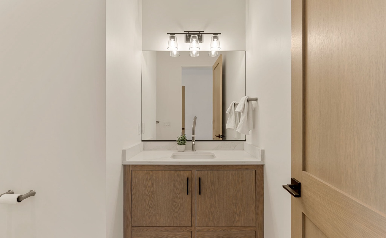 Unit B - Bathroommmm