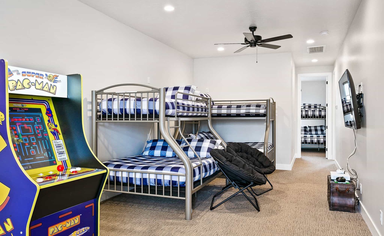 2 Twin/Full Bunk Beds in Loft Area