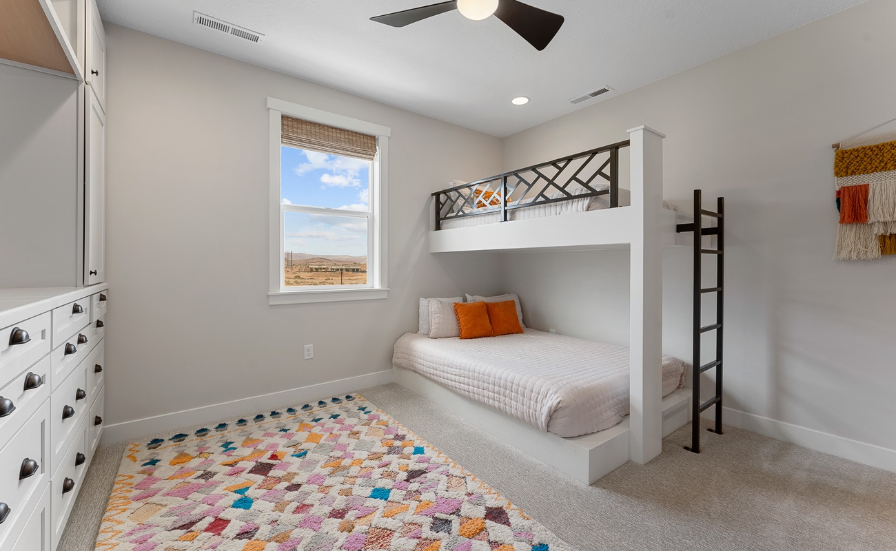 Twin/Queen Bunk Room