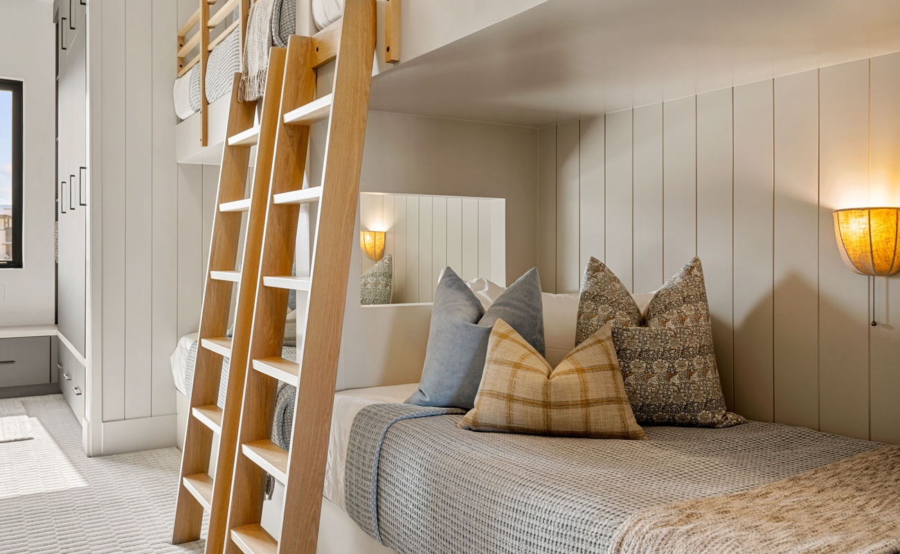 3 Queen/Queen + 2 Twin/Twin Bunks