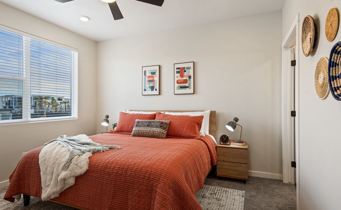 Master King Bed/Private Bathroom with Shower