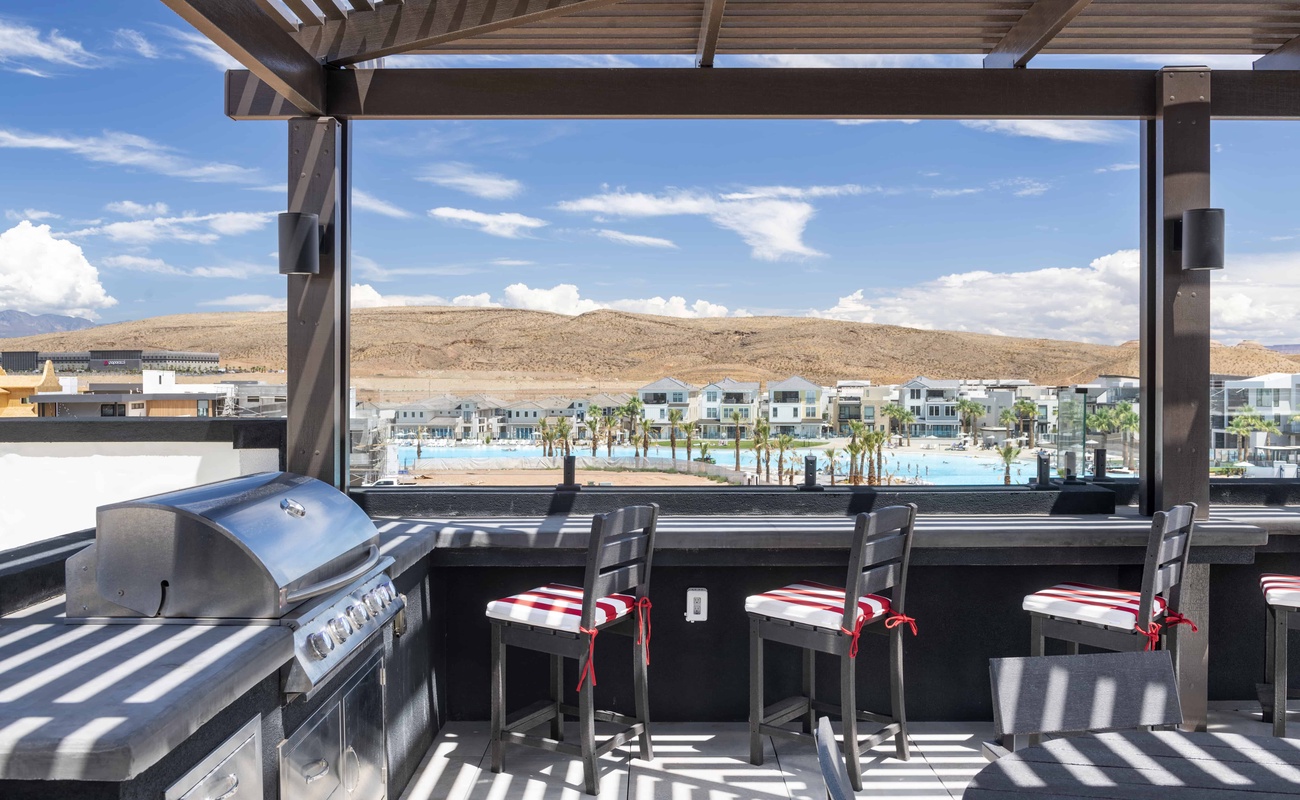 Promenade Grill and Seating Area