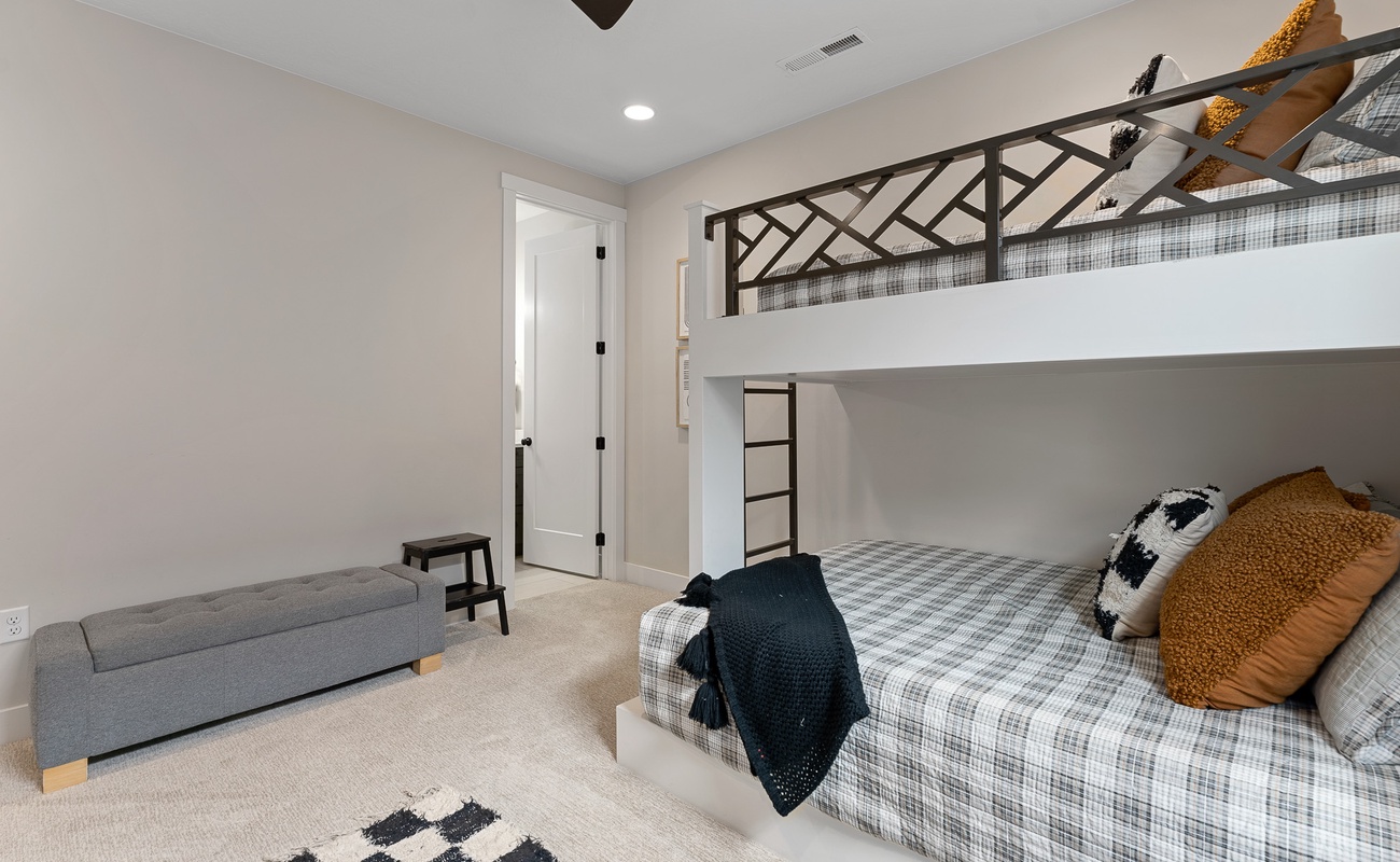 Twin/Queen Bunk Room