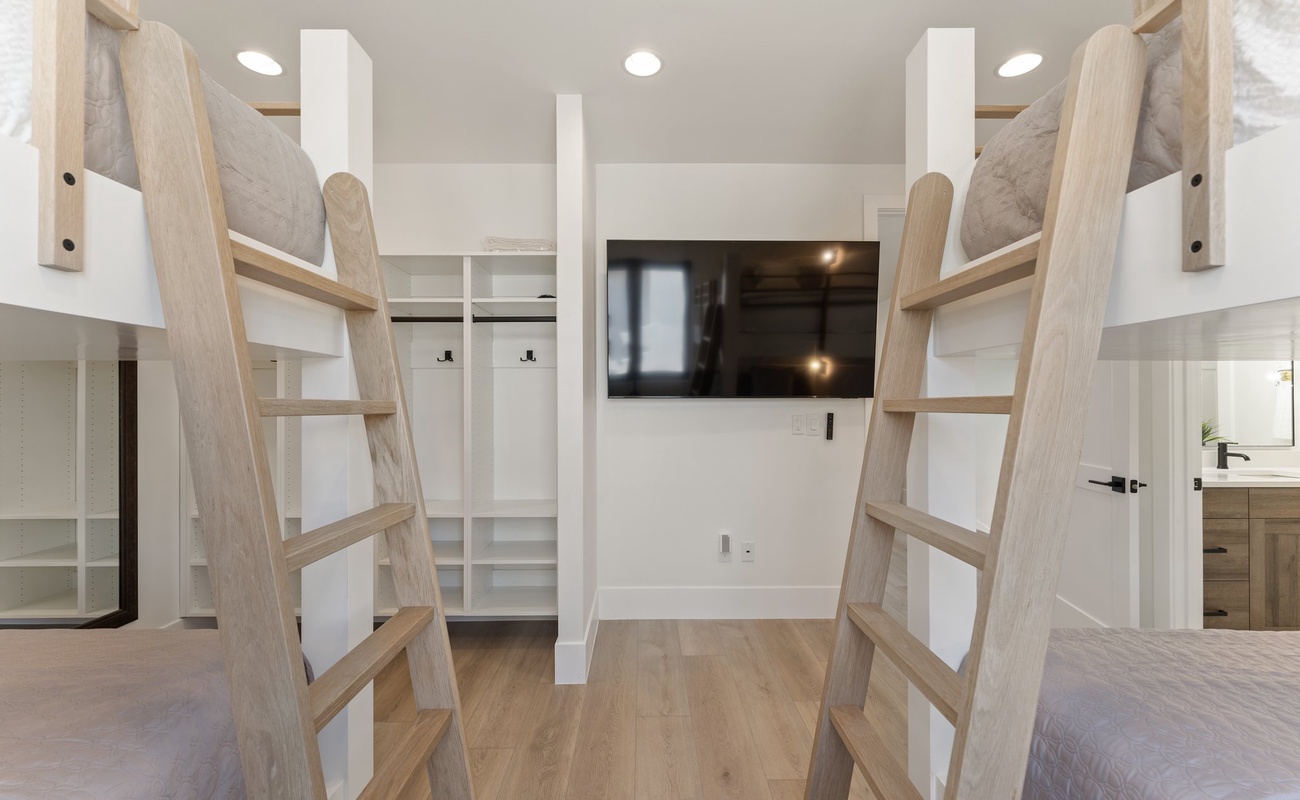 2 Queen over Queen Bunk Room