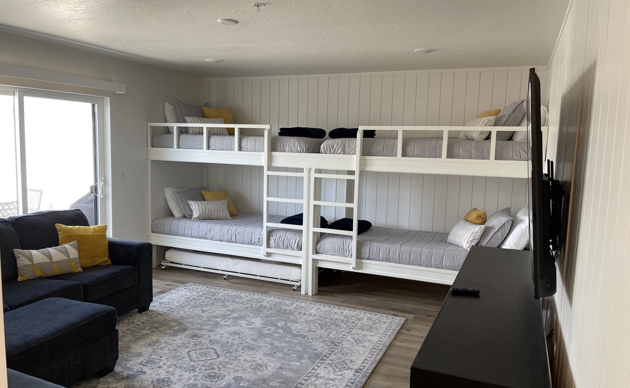 5 Twin Beds in Loft