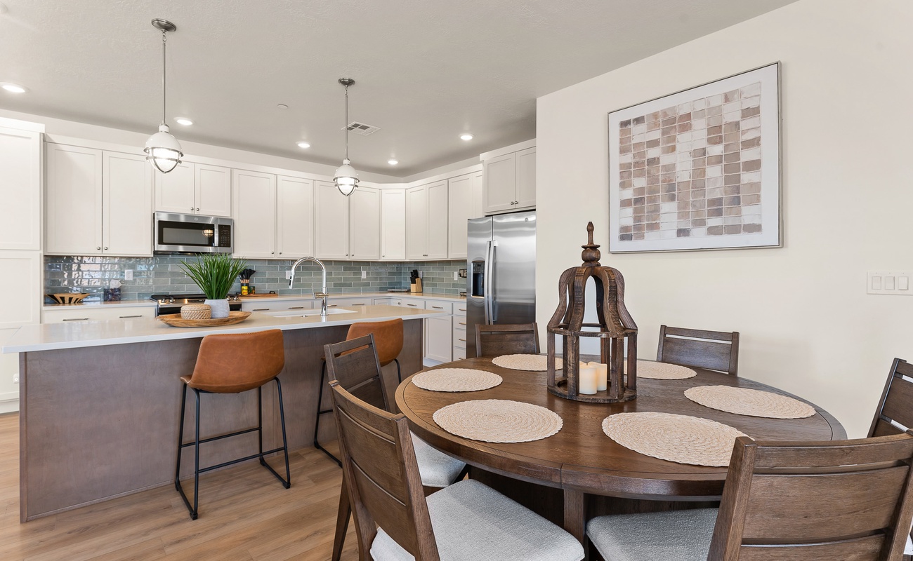 Fully Equipped Kitchen / Dining Table