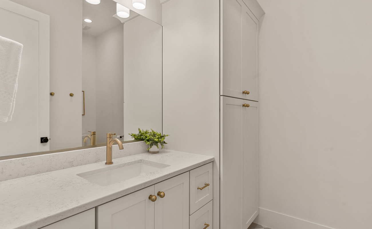 Unit B - Bathroom