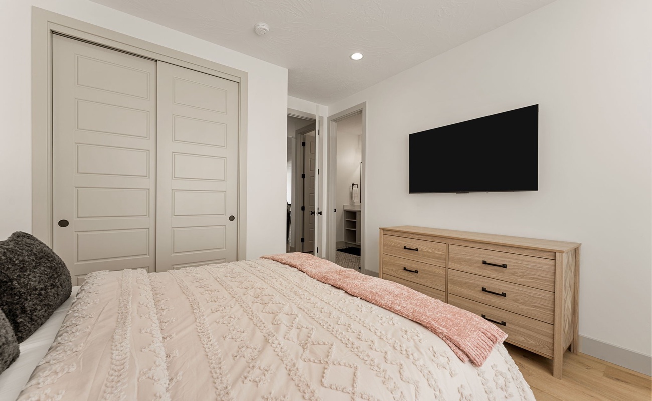 Queen Bedroom