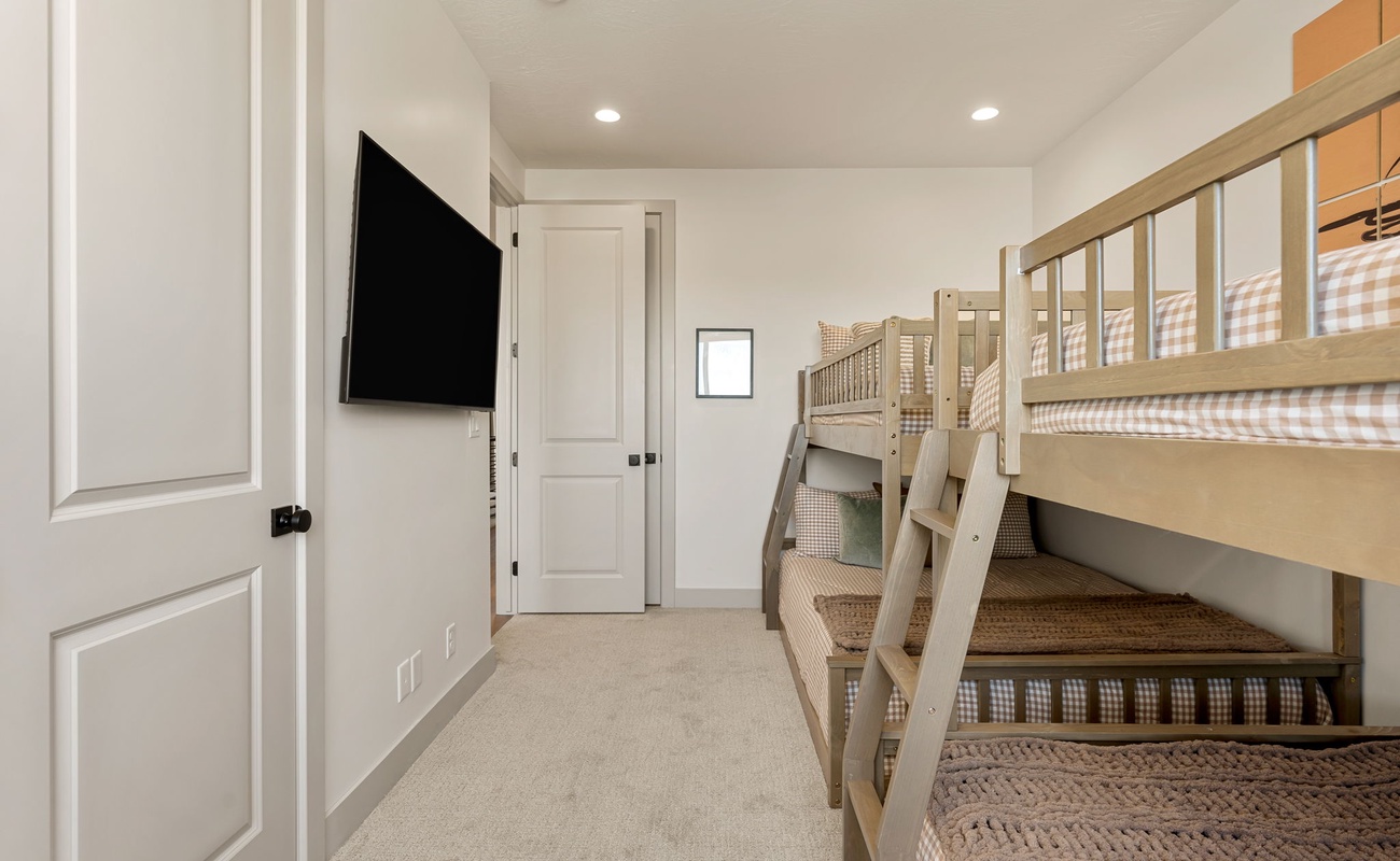 2 Queen/Queen Bunk Beds