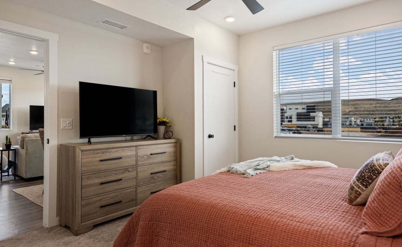 Master King Bed/Private Bathroom with Shower