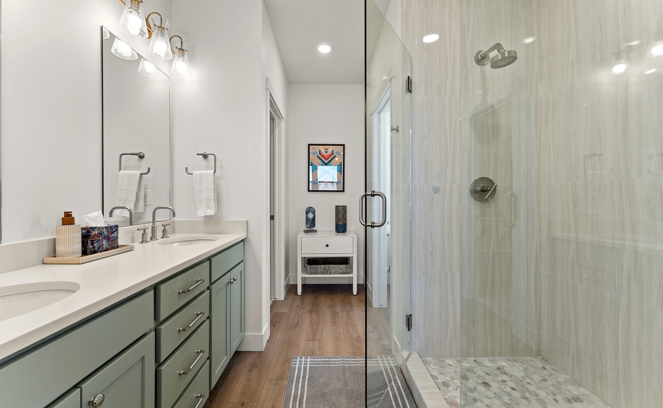 King Bedroom Bathroom