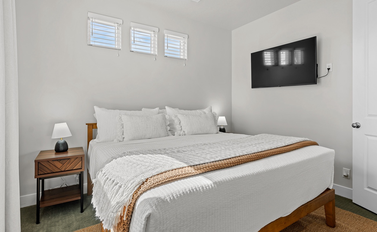 King Bed/Attached Bath